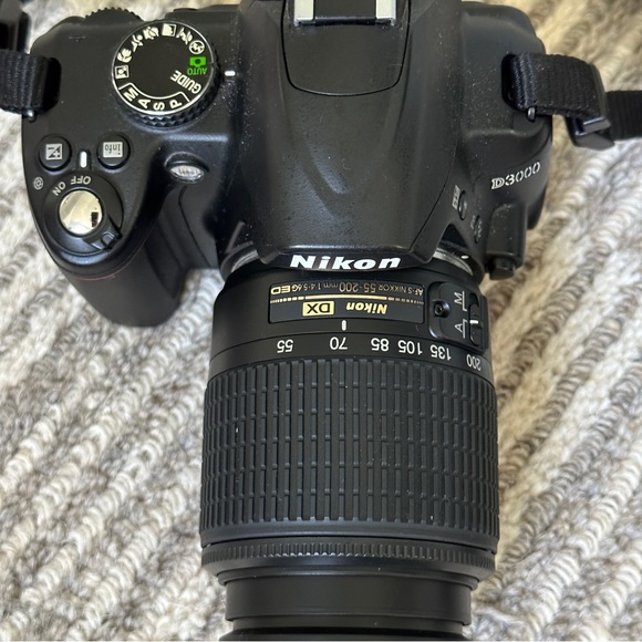 Nikon d3000 / 1 body - 2 lenses - Picture 4 of 7